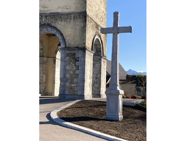 Installation de la croix en pierre devant l'église Installation de la croix en pierre devant l'église