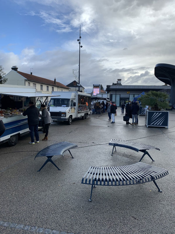 Afin de répondre à une attente de notre population, et proposer une nouvelle offre commerciale, la Ville de Juillan, en concertation avec les commerçants non sédentaires, lance un nouveau marché alimentaire place Saint Pierre tous les dimanches matin de 08 h à 13 h. Afin de répondre à une attente de notre population, et proposer une nouvelle offre commerciale, la Ville de Juillan, en concertation avec les commerçants non sédentaires, lance un nouveau marché alimentaire place Saint Pierre tous les dimanches matin de 08 h à 13 h.